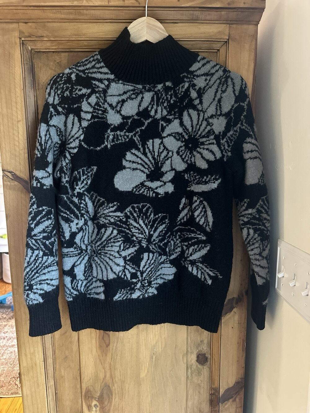 Liz Claiborne Floral Mock Neck Pullover Sweater Black Gray Knit S